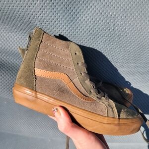 BOYS ARMY GREEN VANS GUM BOTTOMS SZ 1 ZIP/TIE